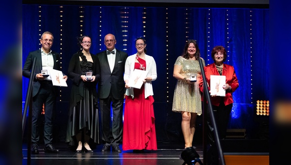 Erika Gruber (ganz rechts) und ihre Tochter und Geschäftsfüherin in Nachfolge Gabriele Bayerlein (2. v. r.) nahmen die Auszeichnung im Rahmen einer Abendveranstaltung entgegen. 
