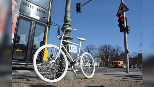 Geisterfahrrad erinnert an getoeteten Radfaher. In Berlin leider kein seltenes Bild.