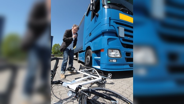 Abbiegende LKWs sind oftmals eine tödliche Gefahr für Radfahrer.