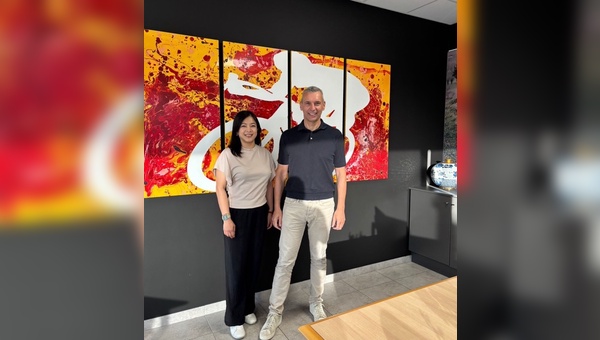 Foto: BCF - Christina Hsu leitet das neue Asien-Büro in Taichung, rechts Jochim Aerts, CEO of Belgian Cycling Factory. 