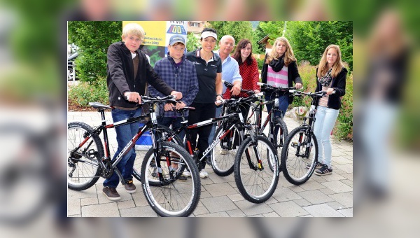 Sabine Spitz übergibt 5 Mountainbikes