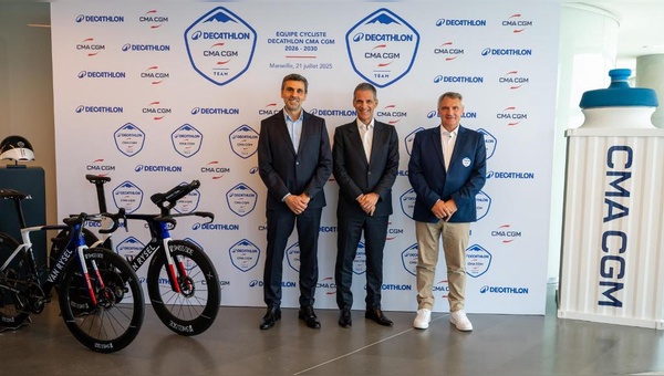 Foto: Decathlon - Javier López, Rodolphe Saadé, Chairman und Chief Executive Officer, CMA CGM und Dominique Serieys, Geschäftsführer von France Cyclisme bei der Vertragsunterzeichnung. 