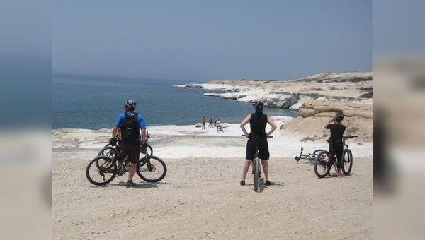 Weiße Felsen, blauer Meer: Zypern hat für Mountainbiker und Rennradfahrer viel zu bieten.