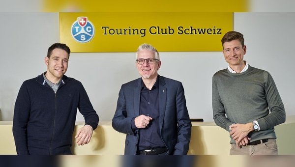 Mario Friedli (links) und Ciril Stebler von Velocorner mit Bernhard Bieri vom Touring Club Schweiz (Mitte). 