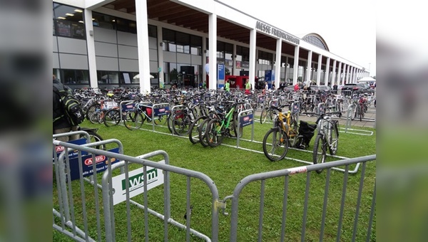 Ein sicherer Platz für Fahrräder vor dem Messeeingang.
