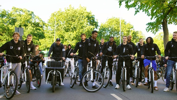 Fahrrad XXL Hürter und Velo de Ville unterstützen den Basketball-Zweitligisten Uni Baskets Münster.