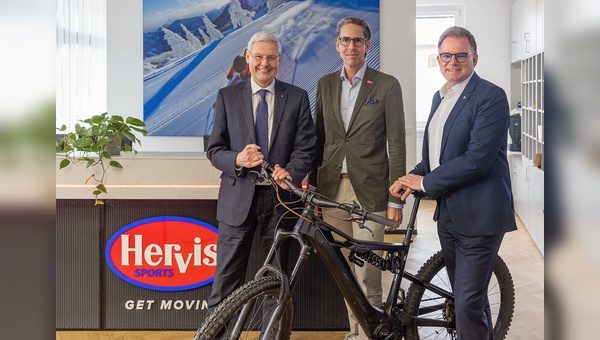 v.l.n.r.: Hans Reisch, Vorstand Spar Österreichische Warenhandels-AG; Oliver Seda, CEO Hervis Sports:;Peter Humer, Vorstand Kunde & Markt Österreich UNIQA Insurance Group AG