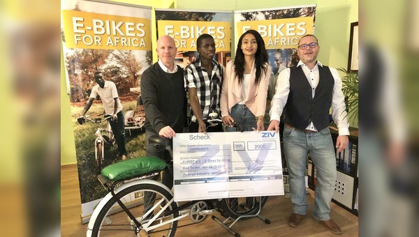 Symbolische Spendenübergabe an "E-Bikes for Africa"