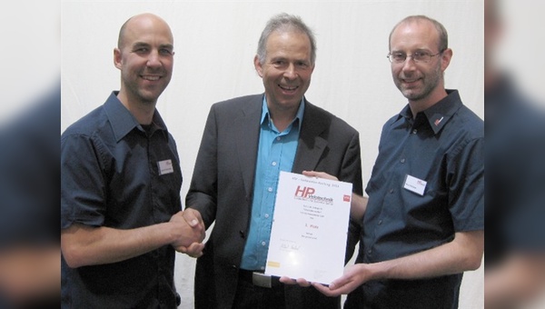 Freude über Platz drei bei HP Velotechnik: VSF-Vorstand Albert Herresthal übergibt die Urkunde