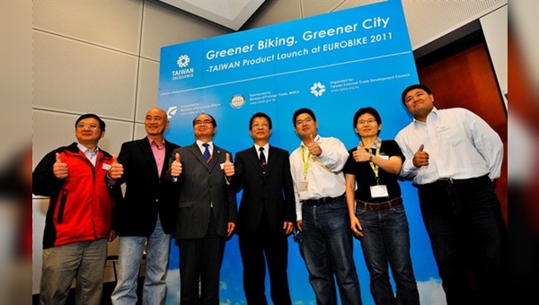 Gruppenbild mit den Sprechern bei der Taitra Pressekonferenz: James Chen (GreenTrans), Antony Lo (TBEA), Jeremy Horng (TAITRA), Chang-Jinn Shen (MOEA), Nolan Cheng (JD Group), Jill Wu (TayaChain) and Frank Huang (DK City)