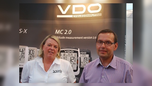 Gemeinsam in München am VDO-Stand: Gerold Weindel und Petra Jung