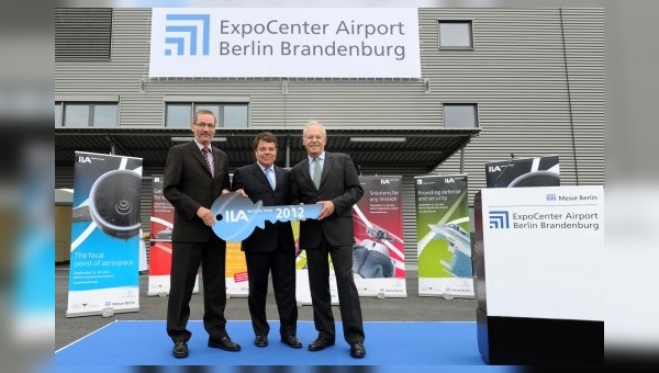 Im Beisein von Ministerpräsident Matthias Platzeck (links) überreicht Messe Berlin-Chef Raimund Hosch (Mitte) den symbolischen Schlüssel zur Eröffnung des ExpoCenter Airport Berlin Brandenburg an BDLI Hauptgeschäftsführer Dietmar Schrick (rechts).