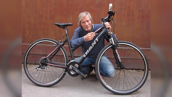 Horst Janson signiert ein Giant-Charity Bike und hofft auch hohe Erlöse