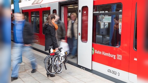 Klein gefaltet geht das Tern-Faltrad mit an Bord - auch in den Sperrzeiten