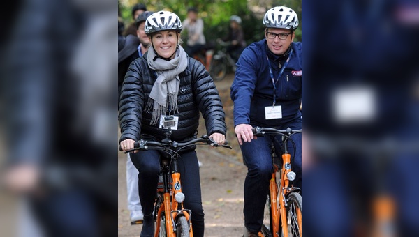 Bettina Wulff (hier mit Abus-Mann Christian Rothe) radelte für das Stadthelm-Projekt durch Berlin.