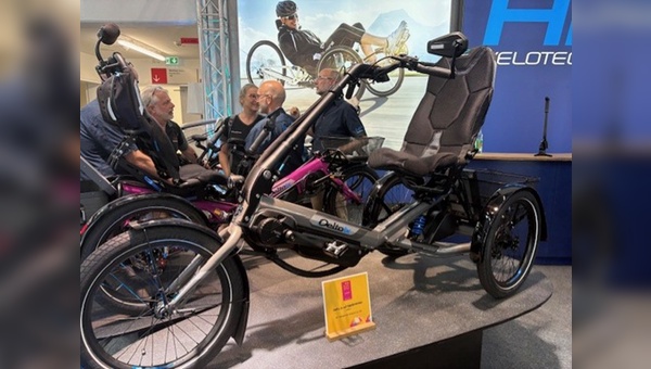Foto: velobiz.de - das Highlight auf dem Eurobike-Stand: Das Sesselrad Delta tx mit einem umfangreichen Ausrüstungspaket