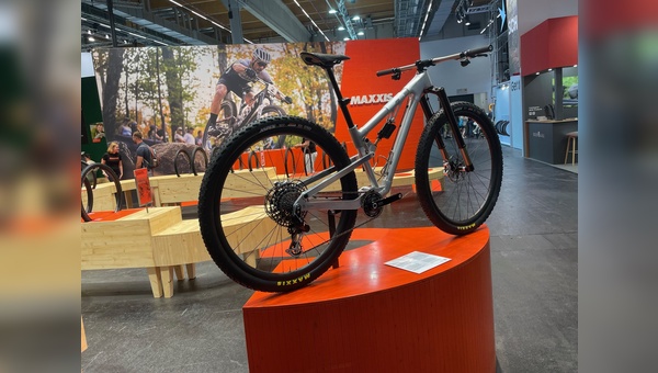 Foto: Jürgen Wetzstein/velobiz - 32-Zoll-Laufräder feierten bereits auf der Eurobike einen prominenten Auftritt - hier am Stand von Maxxis