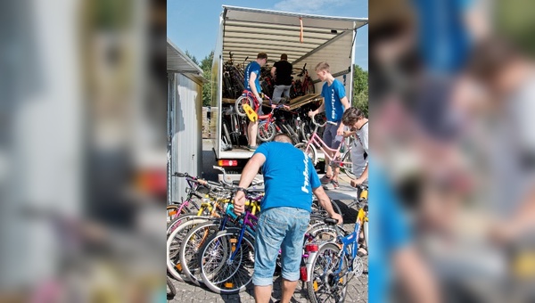 Ein LKW voller Fahrräder rollt in Richtung Afrika