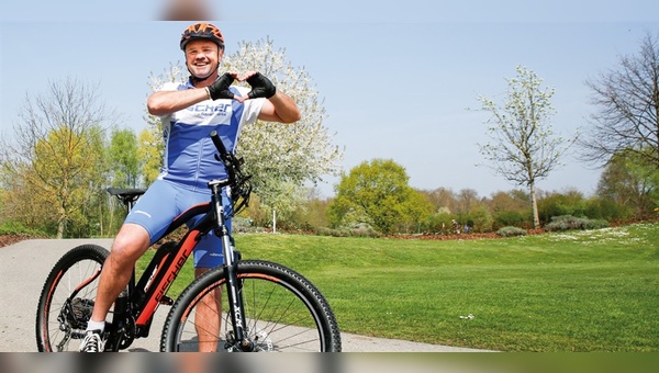 Ex-Boxer Sven Ottke greift für Fischer zum Beratertelefon.