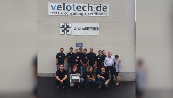 Das Team von velotech.de mit Ernst Brust vor dem Firmengebäude in Schweinfurt