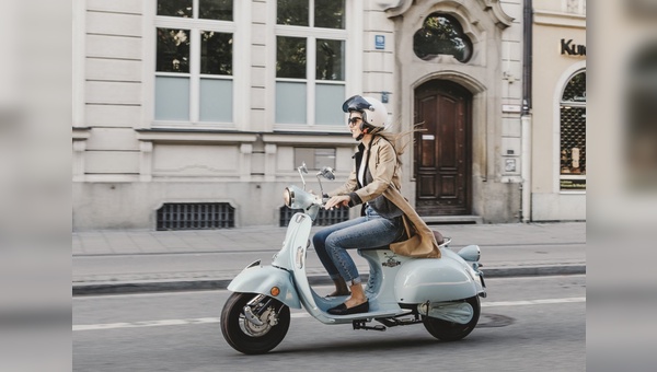 Neben E-Bikes verkauft der ADAC künftig auch Elektroroller bundesweit.