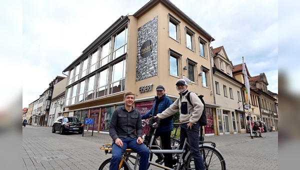 Im Vordergrund von links nach rechts die beiden Geschäftsführer der Freilauf GmbH Jens Scheller und Ruediger Schmutzler, im Hintergrund den Freilauf-Gruender Jörg Gruner.