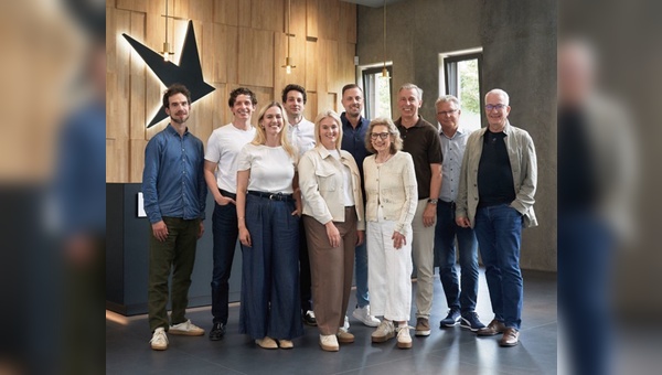 Foto: Schwalbe - Alte und neue Geschäftsführung bei Schwalbe vereint – die lange vorbereitete Übergabe erfolgt zum 01.01.2027. Die Personen von links nach rechts: Felix Schäfermeier, Felix Jahn, Clara Bohle, Philipp Jahn, Vanessa Schulte, Nico Simons, Giovanna Salvato, Holger Jahn, Andreas Grothe und Frank Bohle.

 