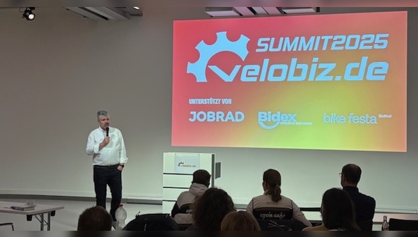 Foto: velobiz.de - Markus Fritsch begrüßt über 100 Gäste zum 15. velobiz.de Summit in Würzburg