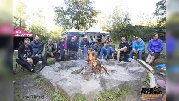 Diskutieren am Lagerfeuer beim ersten Bikepacking-Barcamp