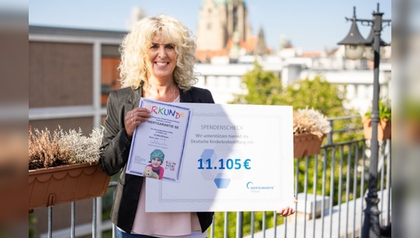 Marion Wessel ueberreicht den Spendenscheck an die Deutsche Kinderkrebsstiftung