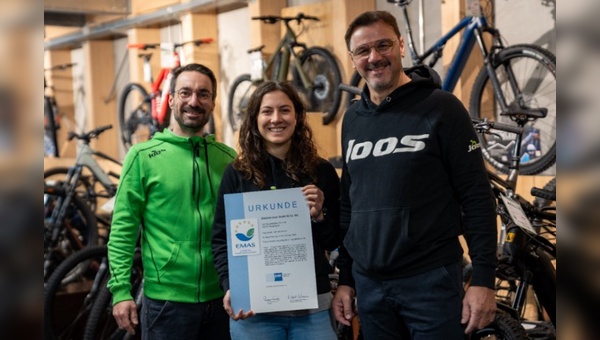 Foto: Zweirad Joos - Geschäftsführer Christoph Alff, Umweltbeauftragte Sandy Schmidt und 1. Geschäftsführer und Inhaber Andreas Joos 2024