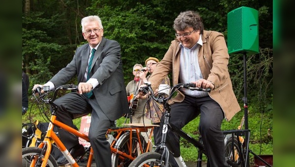 Winfried Kretschmann (vorne links) tritt kräftig in die Pedale, damit Bob Giddens (hinten mit Hut) und seine Band Gehör finden