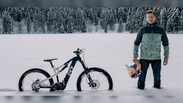 Guido Tschugg präsentiert sich auf neuen Bikes.