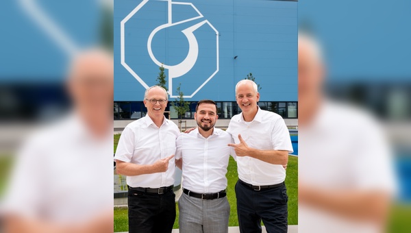 Stefan Wind (links) und Dr. Harald Wack (rechts) freuen sich mit Receb Dursun über dessen Beförderung zum neuen Geschäftsführer