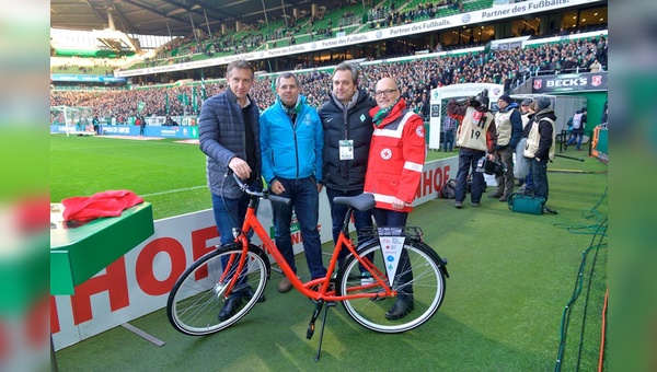 v.l.n.r.: Frank Baumann (Sportlicher Leiter Werder Bremen), Peter Rengel (Geschäftsführer ÖVB-Arena), Arnd Zeigler (Moderator Weserstadion), Lübbo Roewer (DRK Bremen)