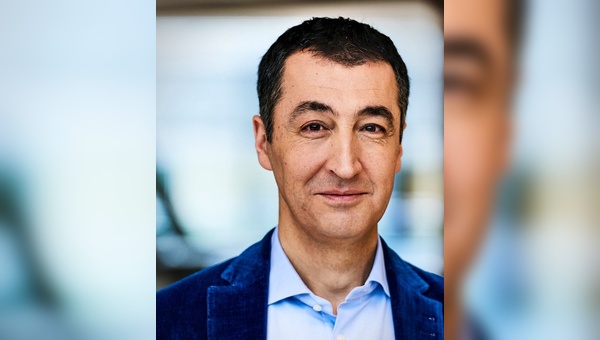 Cem Özdemir hält beim vivavelo-Kongress die Eröffnungsrede.