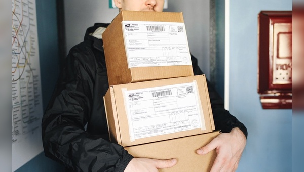 Paketzusteller haben immer mehr zu schleppen.