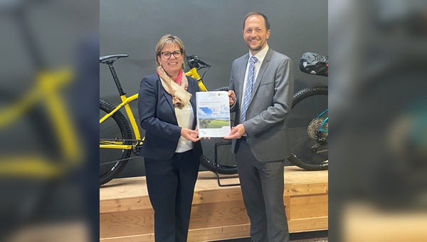 Barbara Klepsch hat soeben mit Thomas Kunack, Vizepraesident des Landestourismusverbandes Sachsen die Mountainbike-Fachplanung fuer Sachsen vorgestellt.