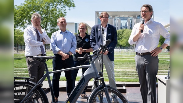 Begrüßung vor dem Startschuss zur Parlamentarischen Radtour.