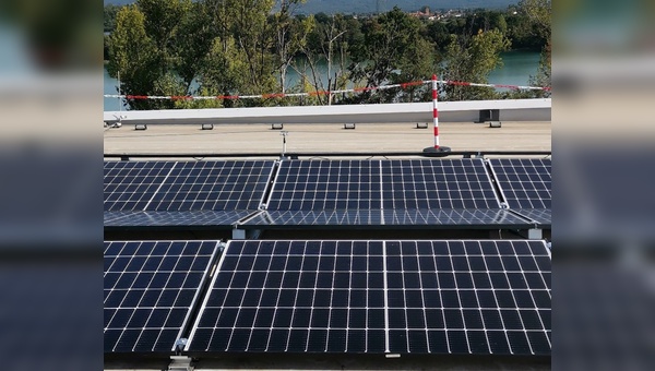 Strom vom Dach fuer die Produktion am Hauptsitz in Karlstein.