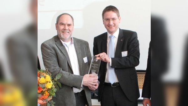 Landrat Dr. Jürgen Ludwig überreicht den Innovationspreis an ORTLIEB-Geschäftsführer Wolfgang Paulus (links).