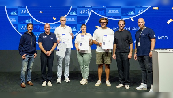 Foto (v. l. n. r.): Michael Terfrüchte (Projektleiter Qualitätswerkstatt), Rainer Gerdes (Bereichsleiter 
Vertrieb & Service ZEG), Marc Katholing, Sabrina Promberger, Enzo und Marco Moser sowie Oliver 
Möller (Abteilunsleiter Service ZEG) 