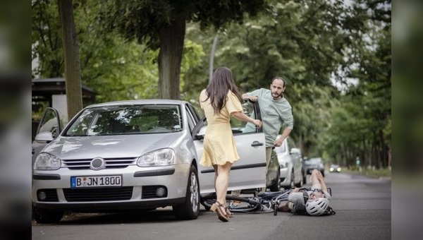 Öffnende Autotür - ein Feind für jeden Radfahrer.