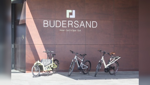 Riese & Müller mit dem Budersand-Hotel