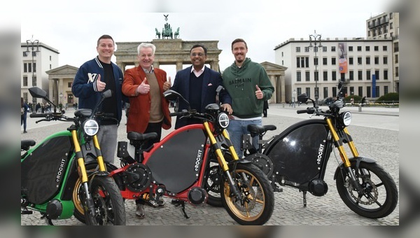 v.l.n.r.: Aaron Troschke (Entertainer und Business Angel eROCKIT), Andreas Zurwehme (Vorstand eROCKIT AG), Tushar Choudhary (CEO Motovolt), Max Kruse (Fußballprofi und Business Angel eROCKIT)