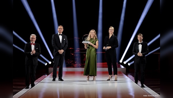 v.l.n.r.: Dr. Manfred Wittenstein (Vorsitzender der Jury), Laudator: Roland Schubert (LGT Bank AG), Dr. Antje von Dewitz, Judith Rakers (Moderatorin), Wolfgang Glauner (EY)