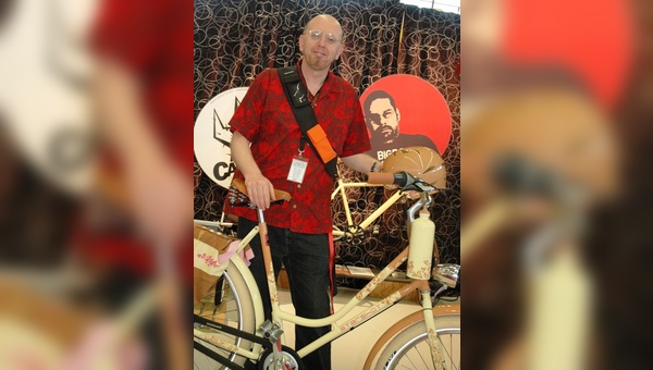 Used-Chef Bob Giddens mit Starshot-Fahrrad