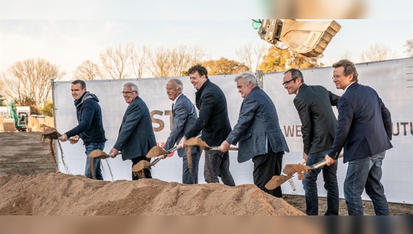 Andreas Müller (Inhaber M&P Architekten), Winfried Bruder (Ex-Bürgermeister Karlstein), Andreas Zenglein (Stv. Landrat Aschaffenburg), Sven Bauer, Richard Pfannmüller (2. Bgm. Karlstein), Marco Schütz, Peter Körfer (beide Gf LIST Bau Rhein-Main)