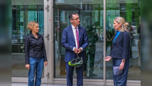 Foto: Jobrad GmbH - Cem Özdemir besuchte am Welttag des Fahrrad die Firma JobRad in Freiburg