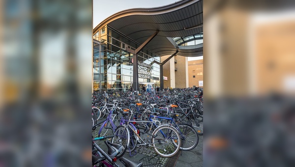 Foto: ADFC Gerhard Westrich - Fahrradparkraum an Bahnhöfen - da ist vielerorts noch viel Luft nach oben. 